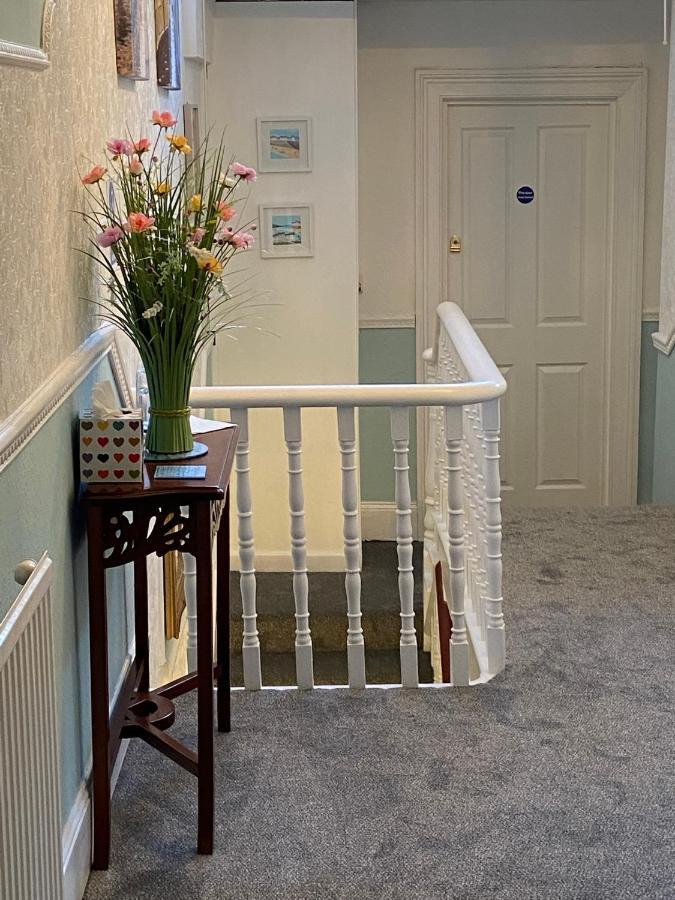 Crowndale - Exclusively For Adults Bed & Breakfast